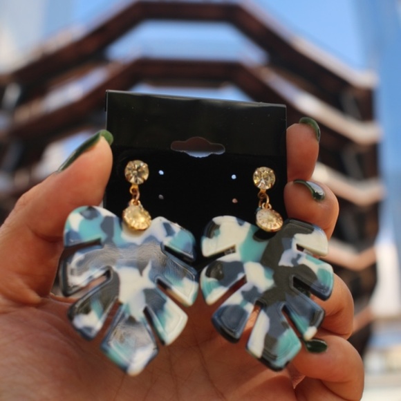 New leaf leaves gold dangle acrylic studs earrings - Picture 6 of 7